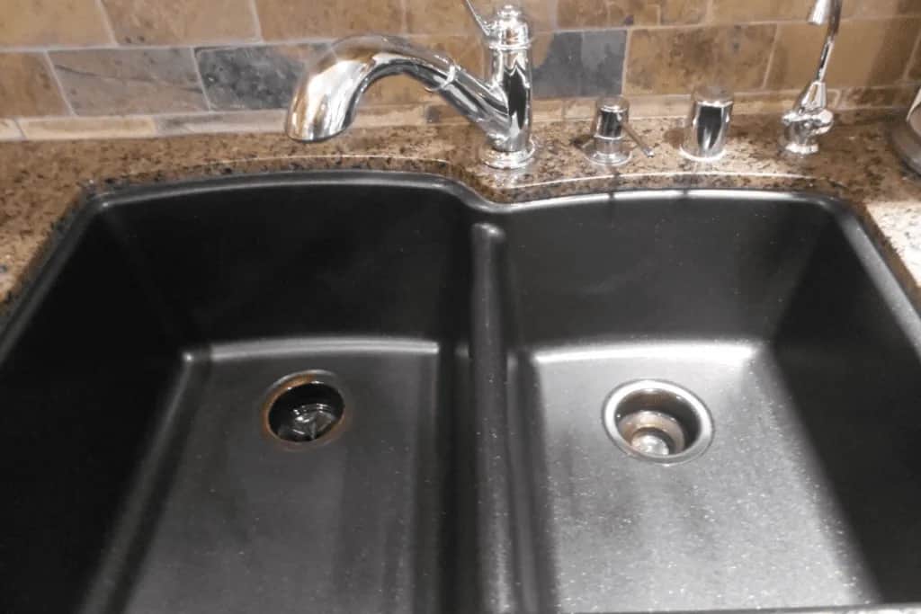 Czarny zlew z konglomeratu: Jak usunąć kamień i plamy?