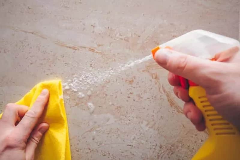 Jak zamalować tłuste plamy w kuchni? Skuteczny poradnik krok po kroku