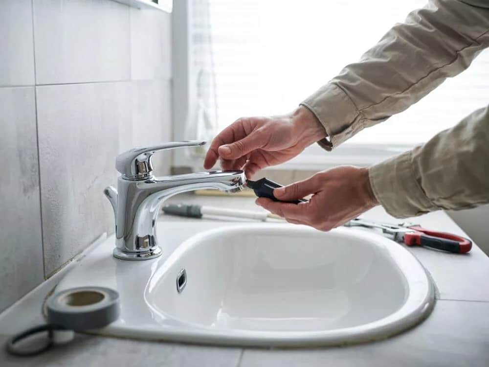 Wymiana baterii w zlewie: Poradnik krok po kroku dla każdego