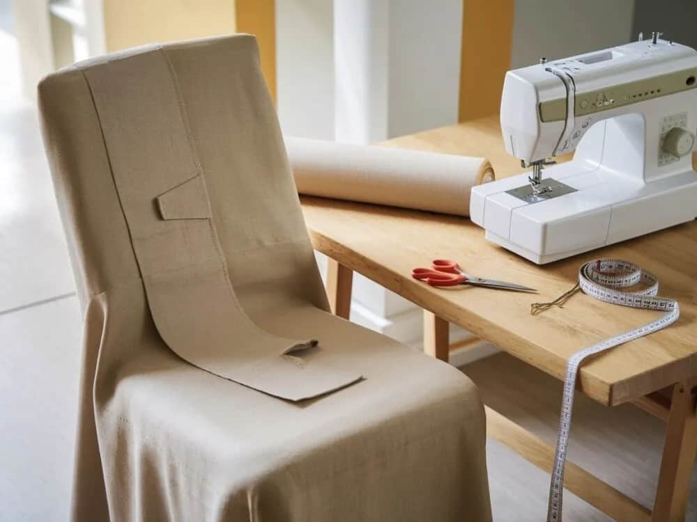 Jak uszyć pokrowiec na krzesło z gumką? Prosty poradnik krok po kroku