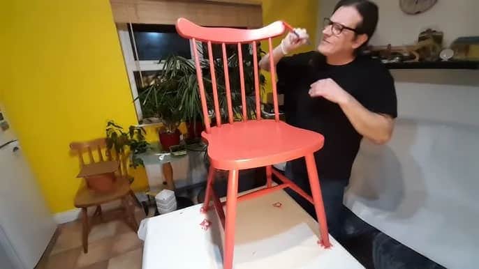 Malowanie krzeseł krok po kroku: Odnów meble jak PRO