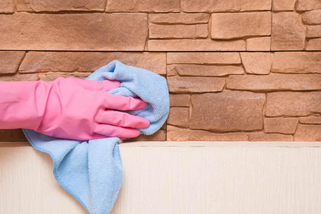 Jak czyścić kamień dekoracyjny na ścianie? Skuteczne metody i porady