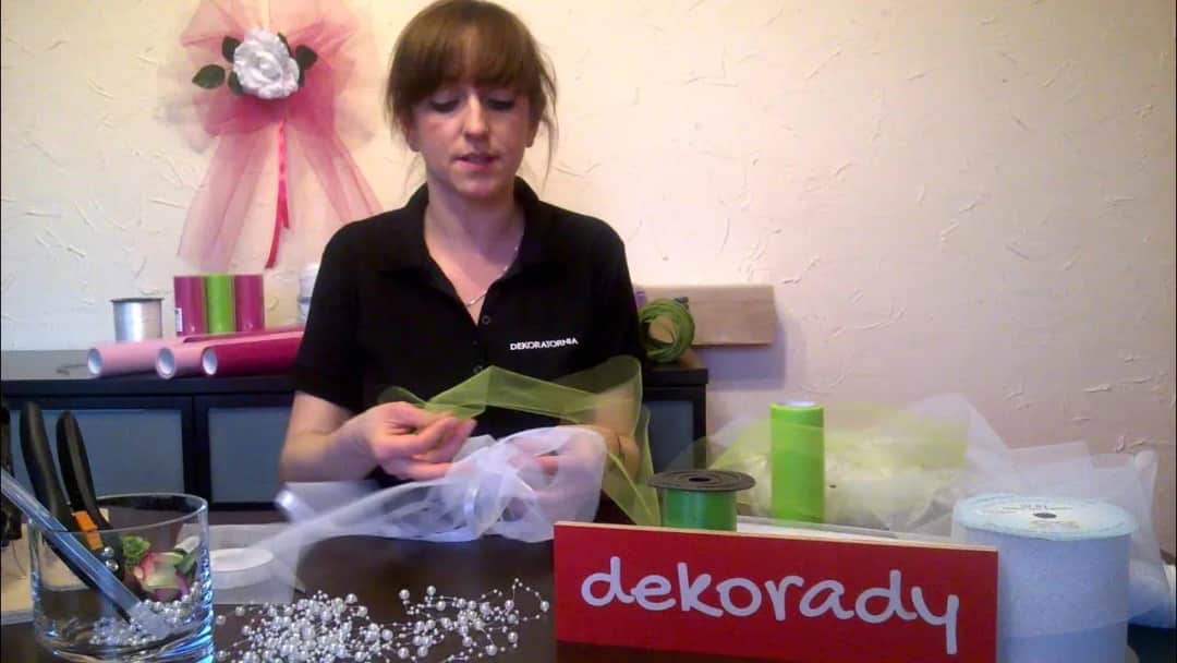 Jak ułożyć tiul na stole? Efektowne dekoracje krok po kroku
